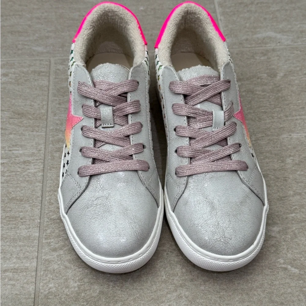 ⭐️🆕Steve Madden Girls Colorful and Fun Rezume Sneakers, 4⭐️